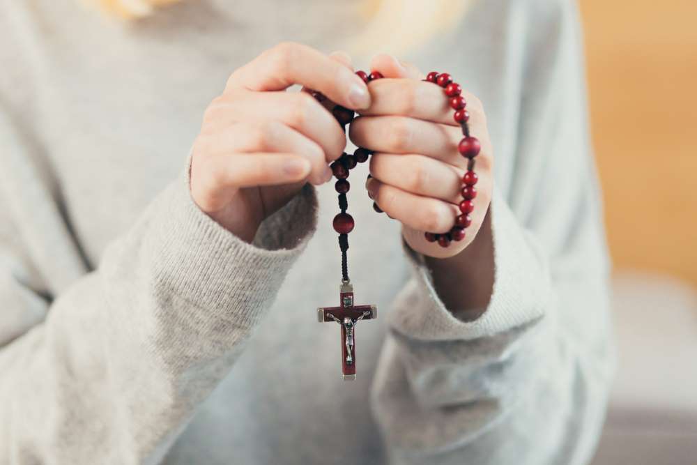 What's The Significance Of Rosary Beads And How To Use Them | Kids in