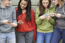 teens using smartphones