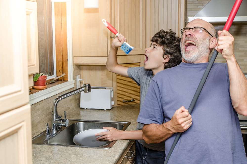 teaching kid to wash dishes
